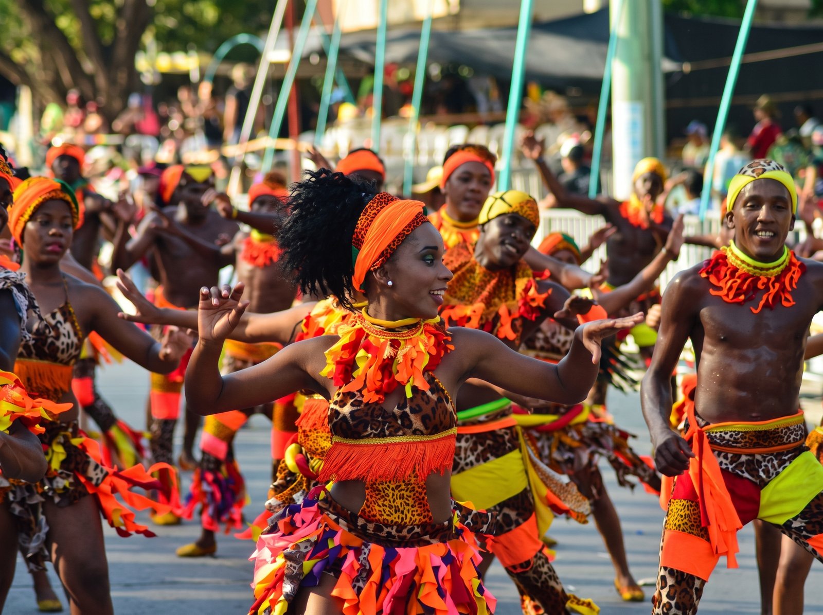Bailarines de Mapalé ejecutando danza acrobática y ritmos afrodescendientes
