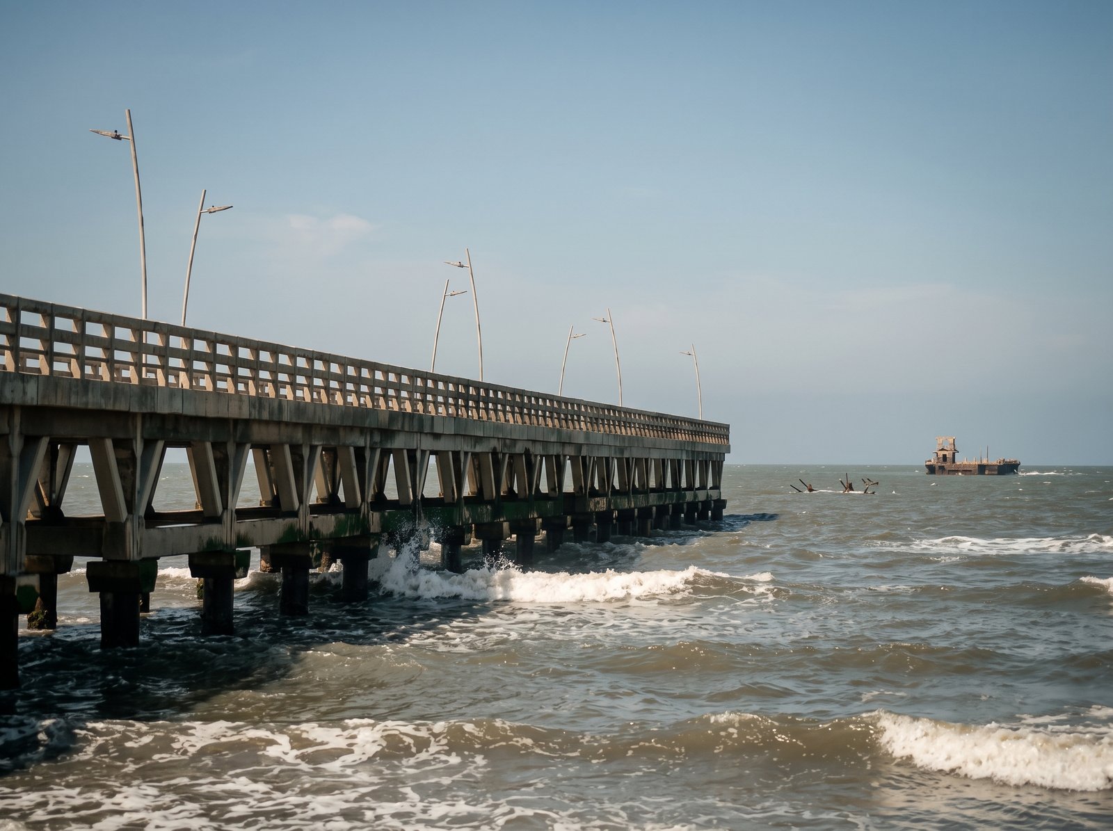 Muelle histórico de Puerto Colombia y Plaza de los Inmigrantes al atardecer