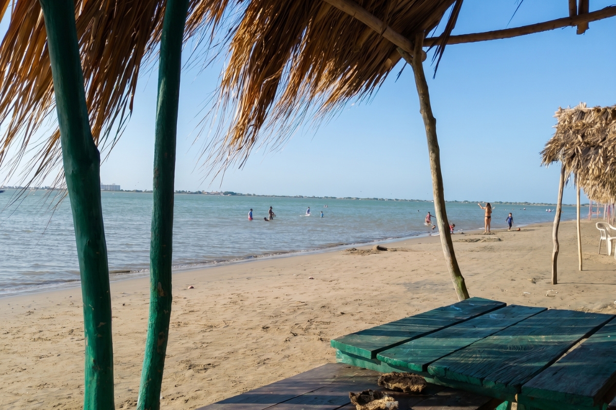 Aguas cristalinas y oleaje suave