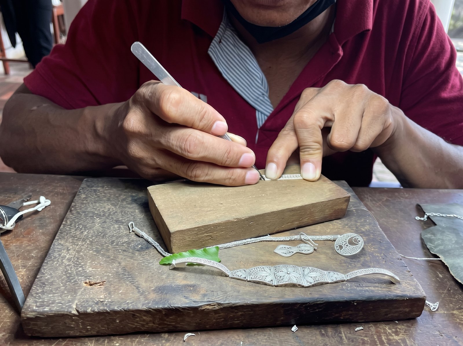 Taller artesanal de orfebrería en filigrana de oro y plata en Mompox