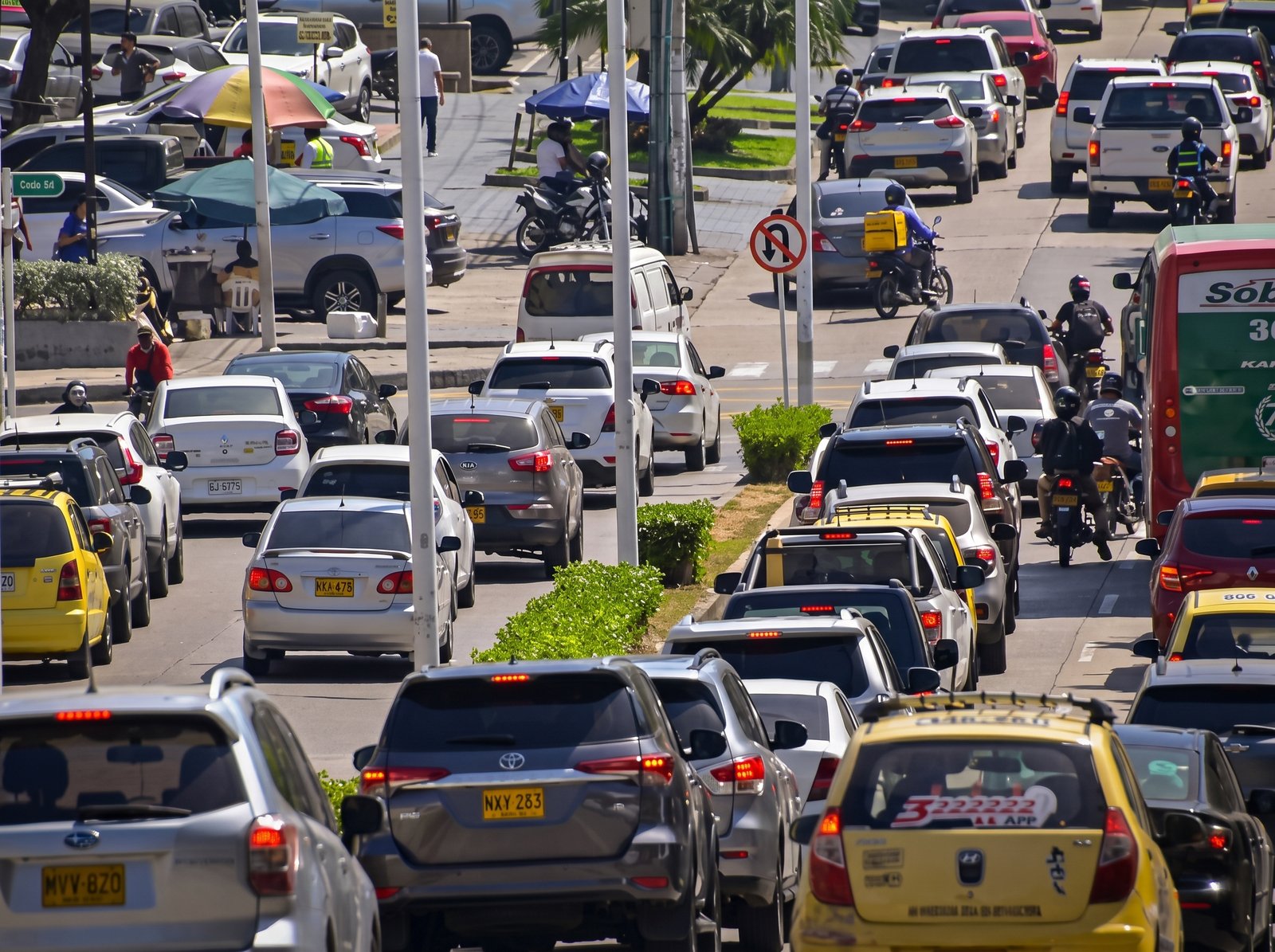 La Pesadilla del Transporte en la Vía 40 y Cómo Resolverla con Traslados Oficiales Acreditados